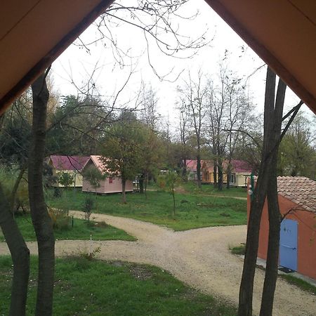 Camping Paradis Bellerive Montfrin Eksteriør billede