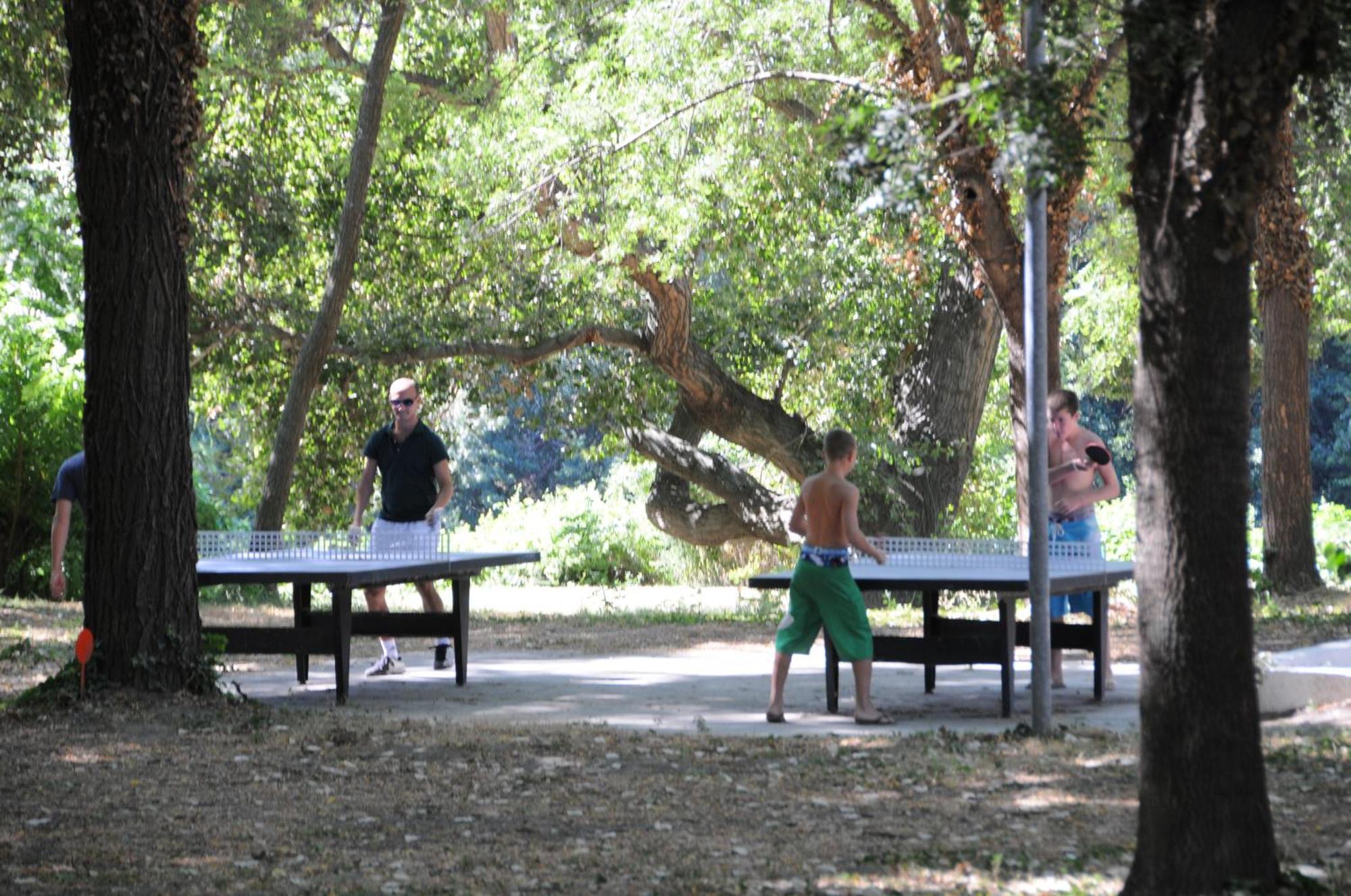 Camping Paradis Bellerive Montfrin Eksteriør billede