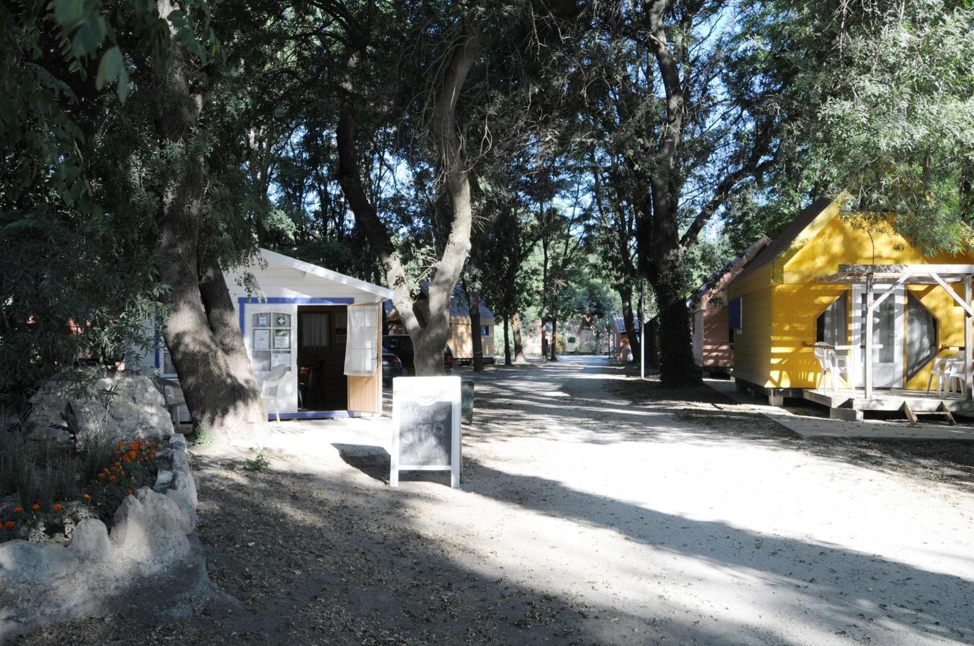 Camping Paradis Bellerive Montfrin Eksteriør billede